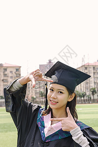 毕业季穿学士服的美女学生高清图片素材