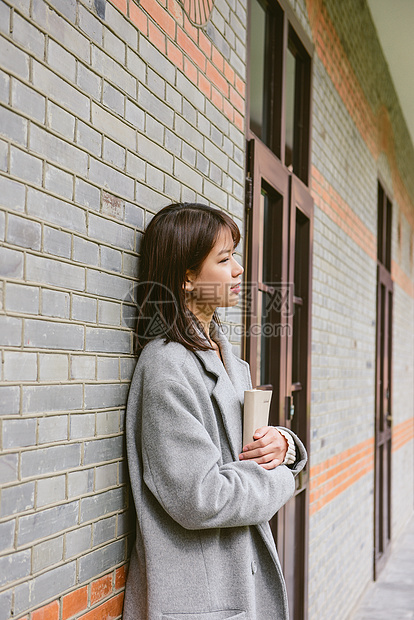 倚靠走廊看书的女孩图片