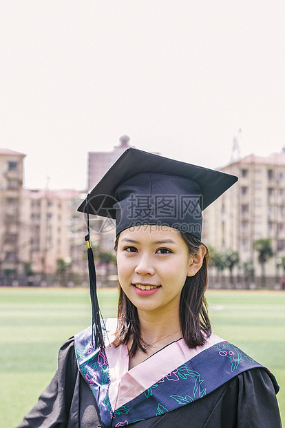 穿学士服的女孩图片