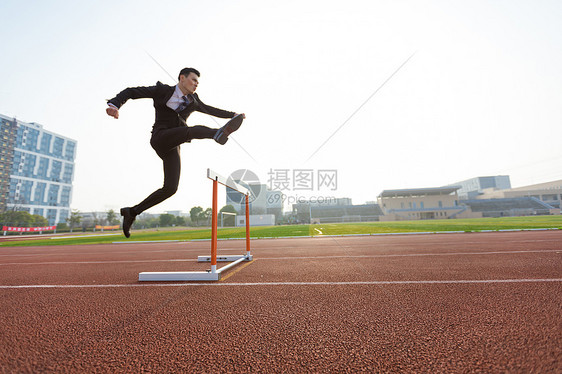 商务男性跨越跳栏图片