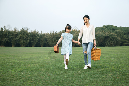 妈妈和女儿在草坪玩耍背景