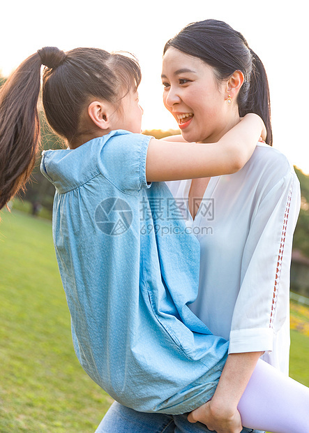 妈妈和女儿在草地玩耍图片