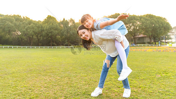 妈妈和女儿在草地玩耍图片