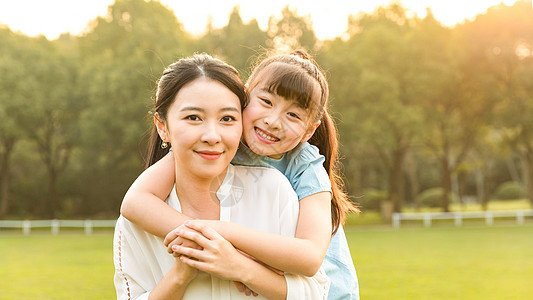 母女吵架妈妈和女儿在草地玩耍背景