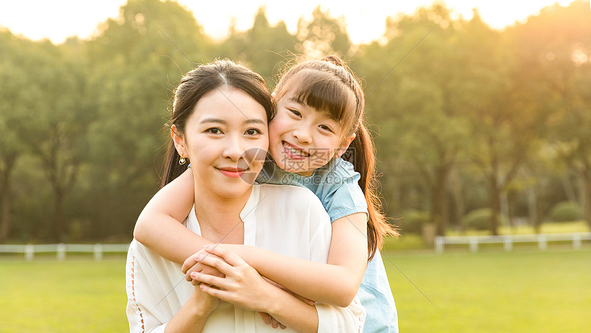 妈妈和女儿在草地玩耍图片