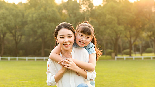 妈妈和女儿在草地玩耍图片