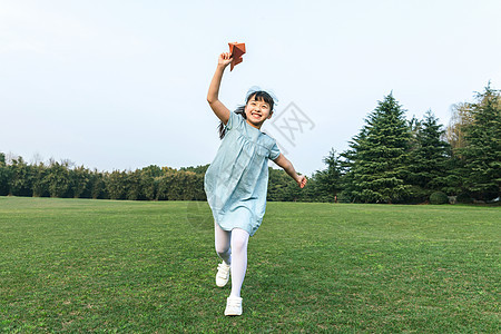 女孩在草地上奔跑图片