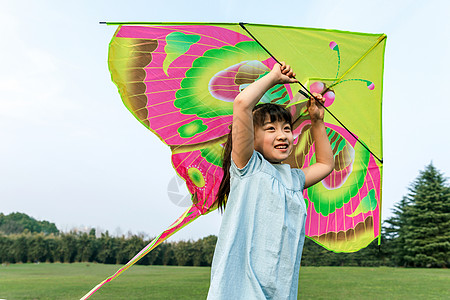 玩蝴蝶的女孩女孩在草坪玩风筝背景