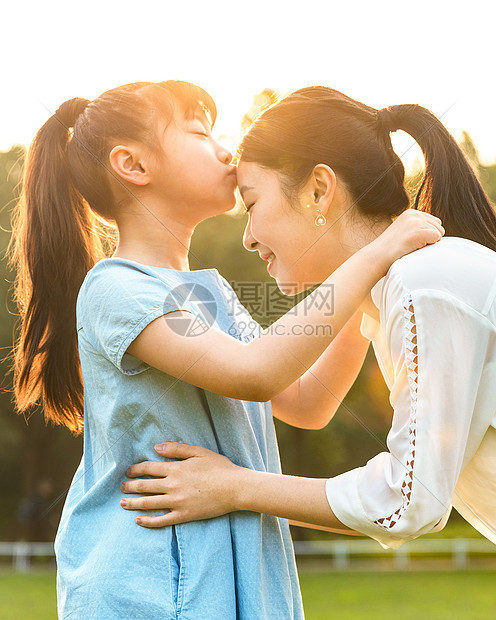 妈妈和女儿在草坪玩耍图片