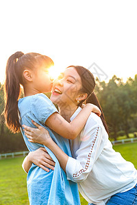 妈妈和女儿在草坪玩耍图片