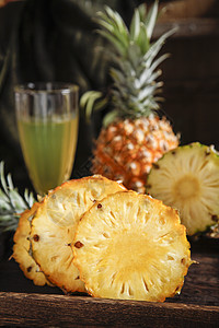 菠萝放在桌上的新鲜水果高清图片