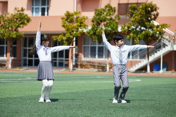 小学生做体操图片