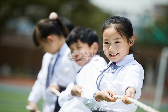 小学生拔河图片