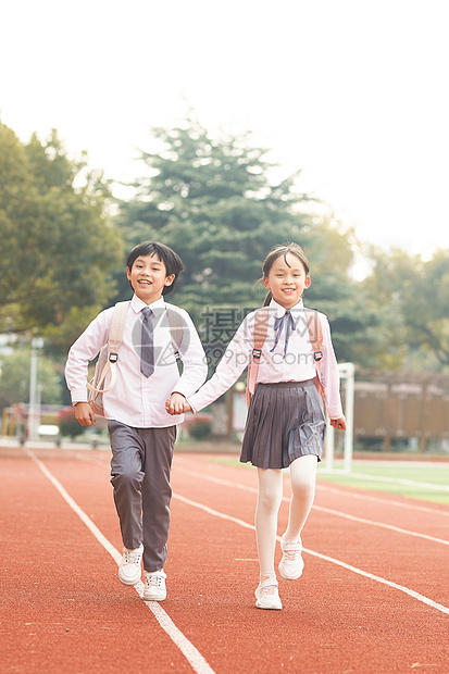 小学生奔跑图片