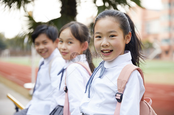 小学生操场活动图片