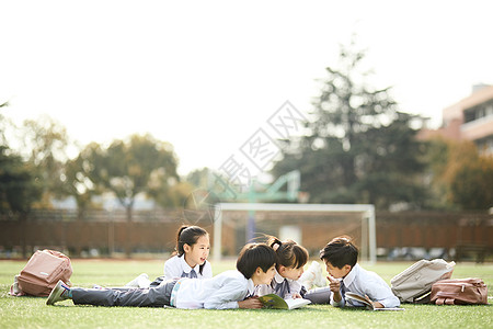 一群男孩小学生操场活动背景