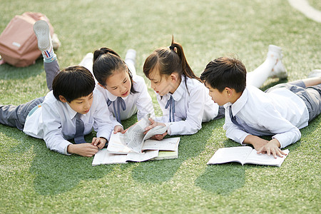 趴着看书的女孩儿童节小学生操场活动背景