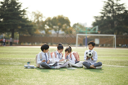 小学生操场活动图片