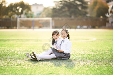 黄绿儿童节小学生操场活动背景