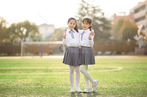 小学生操场活动图片