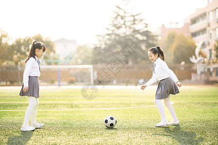 小女孩踢足球图片