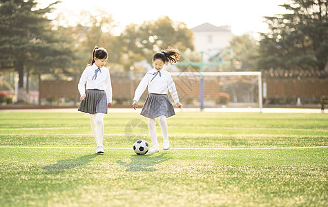 黄绿小女孩踢足球背景