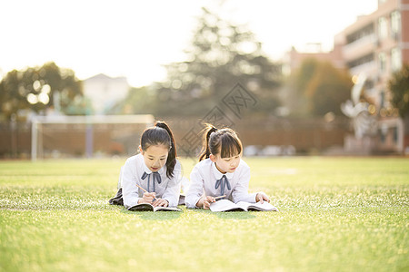 小学生趴在操场学习图片