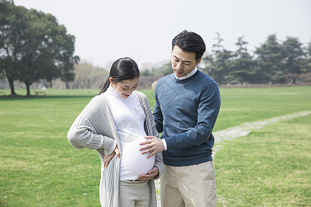 丈夫陪孕妇在公园图片