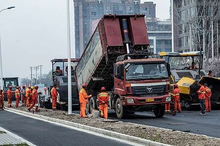 修路工人建设铺路高清图片