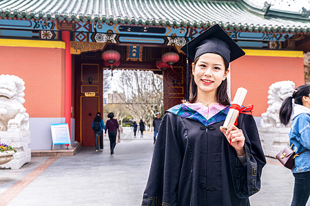 校门口女大学生毕业背景