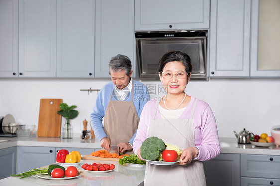 老年夫妻做饭图片