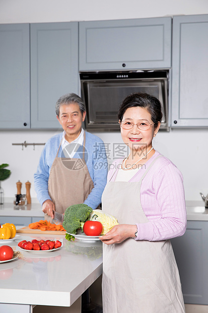 老年夫妻做饭图片