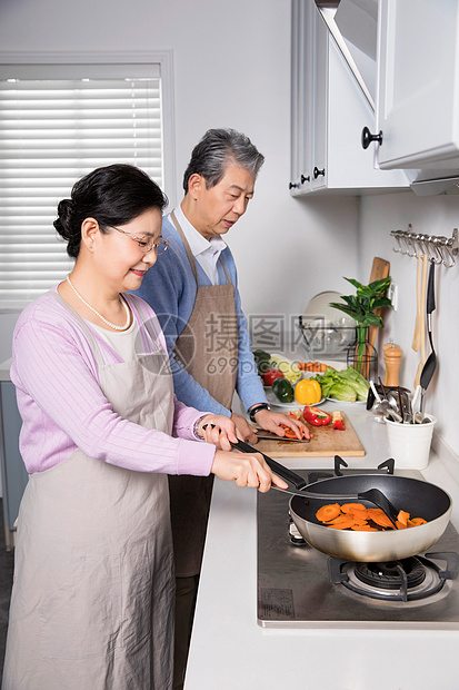 爷爷奶奶炒菜做饭图片