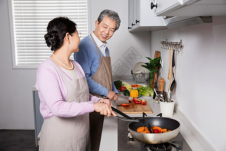 爷爷奶奶炒菜做饭图片素材