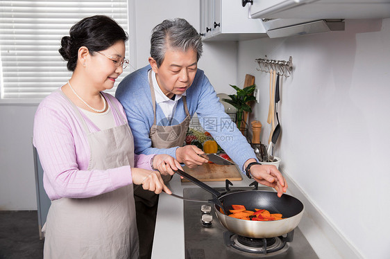 爷爷奶奶炒菜做饭图片