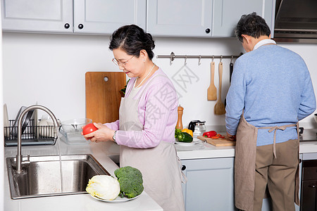 爷爷奶奶居家做饭图片