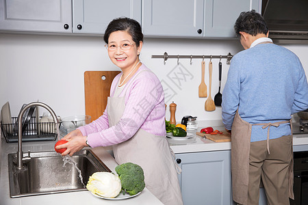 爷爷奶奶居家做饭图片