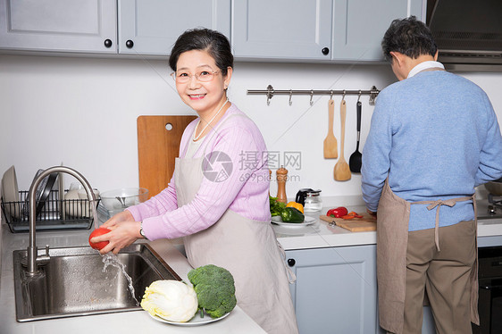 爷爷奶奶居家做饭图片