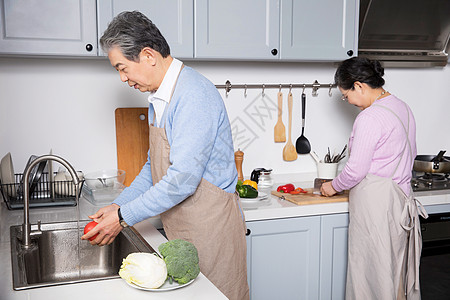 爷爷奶奶居家做饭图片