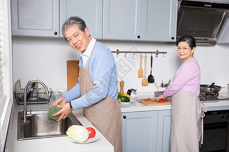 爷爷奶奶幸福爷爷奶奶居家做饭背景