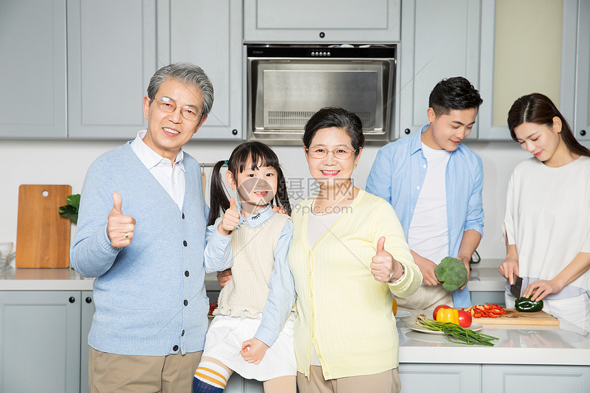 全家人一起做饭图片