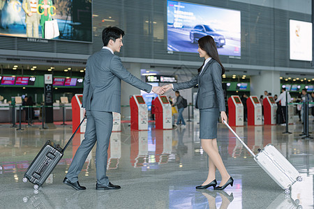 商务伙伴机场握手图片