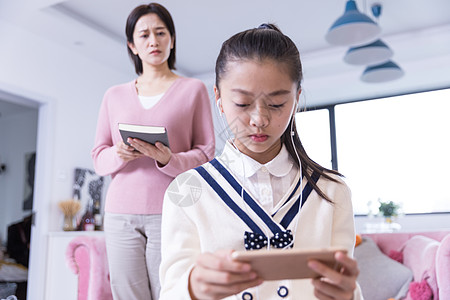 女孩玩手机妈妈教导叛逆女孩背景