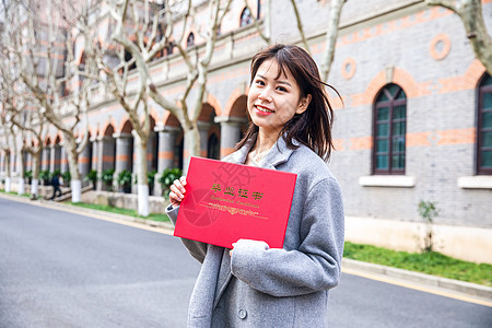 女大学生手拿毕业证书图片