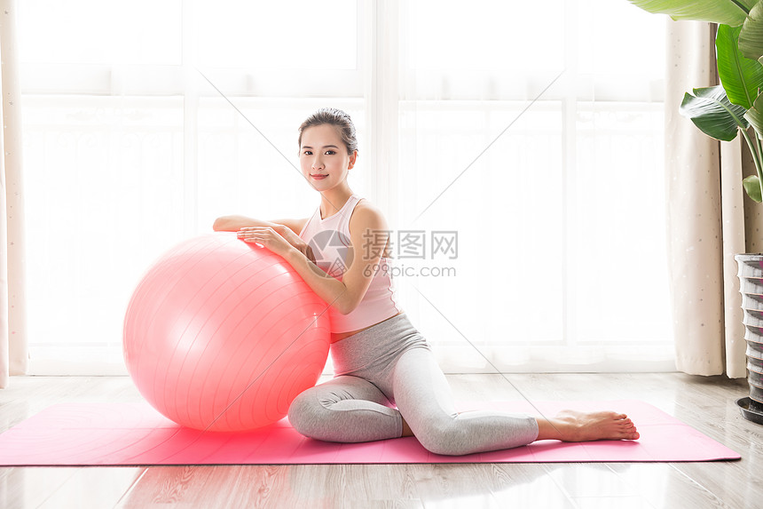 女性瑜伽休息图片