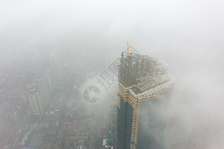 在建楼盘迷雾中的在建城市摩天大楼建筑背景