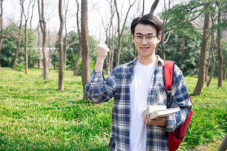 青年男性学生户外阅读图片