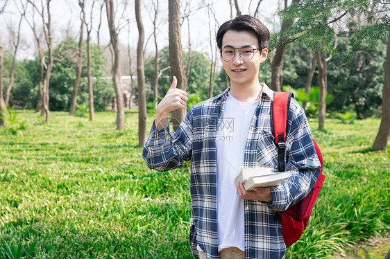 青年男性学生户外阅读图片