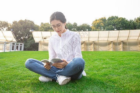 青年女性学生户外阅读图片