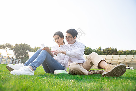 学习奋斗青年情侣户外阅读背景